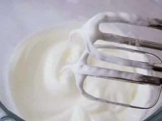 酸奶蛋糕(黄油版),即提起打蛋器观察头部已较为坚挺,但仍有稍稍的弯曲状态即可