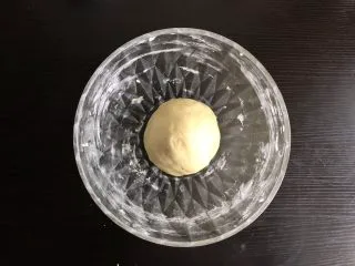 蛋奶小馒头（宝宝辅食）,揉成面团