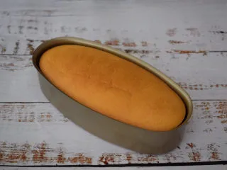 酸奶芝士蛋糕,烤好在烤箱焖30分钟后再取出晾凉后再脱模,或者等凉透后放入冰箱冷藏四小时后脱模后食用口感更佳。