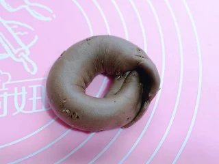 懒人必做~巧克力贝果,压扁的一段包住尖头一端的里面,捏紧!