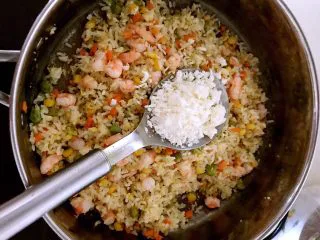 什锦虾仁焗饭,加入1大勺芝士碎，翻炒均匀