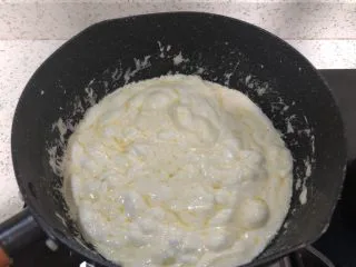 网红~~~抹茶雪花酥,翻炒至融化后,关火。