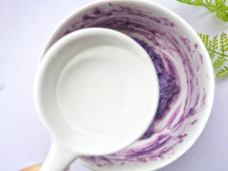 好吃到爆的紫薯流心塔,适量水。