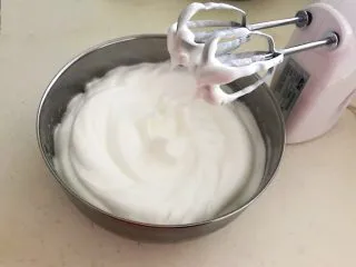 茶香戚风蛋糕,继续打发至湿性泡沫,提起打蛋器有尖角即可