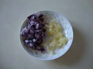 黑椒牛排套餐,洋葱、蒜切末,黑胡椒粒打碎(多准备一些)