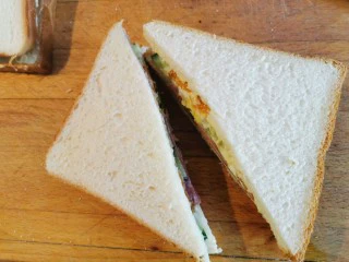 超快手三明治~十分钟就能搞定,中间沿斜角切开