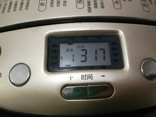 没有鸡蛋的面包,启动面包机甜面包程序，质量500克，烧色浅