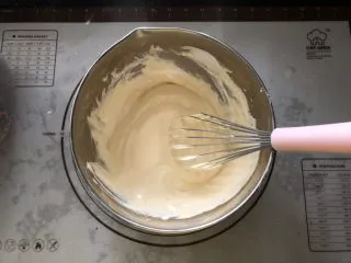 浓情蜜意－巧克力奶油蛋糕,翻拌均匀。