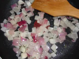 意大利美味——菠菜鸡肉排,鸡胸肉片去上面的一层筋膜，从侧面抛开，加盐、黑胡椒粉、鲜柠檬汁抓匀，腌10分左右