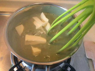 爆浆抹茶冰心面包,等抹茶牛奶开始变得有一点浓稠的时候，马上加入黄油，搅拌快速搅拌。