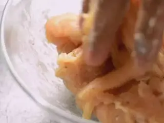 美味的茄汁鸡肉好吃又简单,做法分享给你 ,抓匀，腌制10分钟