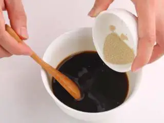 中式点心红糖夹心馒头,在红糖水中加入酵母粉搅拌均匀