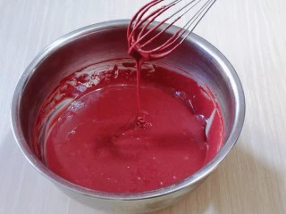 8寸红丝绒戚风蛋糕,用手动打蛋器拌均匀,看不到面粉为止,拌的时候使用手动打蛋器呈Z字形状来回搅动,不要转圈搅拌,以免起筋。这样蛋黄糊就做好了,放在旁边备用。(面糊提起打蛋器轻松顺滑的滴落下去,且无干粉。)