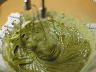 抹茶魔法蛋糕,搅拌。