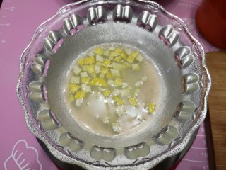 百变水果 蓝莓酱,将柠檬皮屑寖泡进柠檬汁中备用。