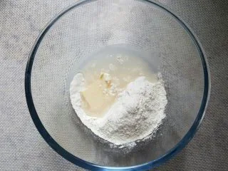 中式点心~玫瑰酥,水油皮的用料,全部放在容器中进行混合,水油皮一定要把面揉透柔滋润。