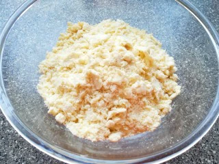 香蕉蔓越莓司康,加入香蕉泥揉搓均匀。