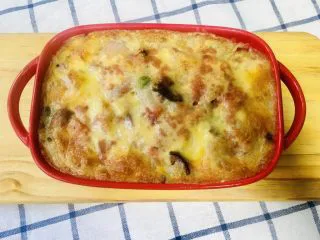 芝士培根焗饭,烤箱预热后设置180度，中层烘烤15分钟左右，至奶酪变成金黄色即可出炉。烤制过程中奶酪芝士满屋飘香。