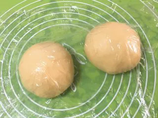 黑砖蜜豆吐司,分成两个剂子,盖上保鲜膜静置10分钟。