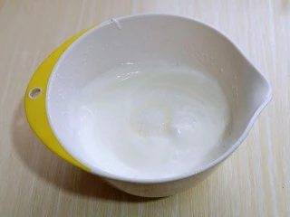 超ins卡通蛋糕 让小朋友幸福感爆棚,蛋清泡消失，细腻时再加入三分之一的糖，继续打发。
