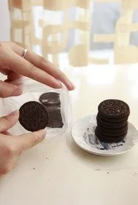 酸奶奥利奥水果盆栽,将挂掉夹心的奥利奥放进保鲜袋