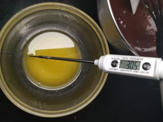 网红夏威夷果仁可可脆脆巧克力片 香港珍妮聪明小熊夏威夷果仁巧克力脆脆,8.无盐黄油25克微波炉加热至融化成液体，或者隔水加热融化，让融化的黄油凉至30度加入巧克力面糊，不能太热也不能太凉，热了会烫面，凉了达不到脆脆的效果；