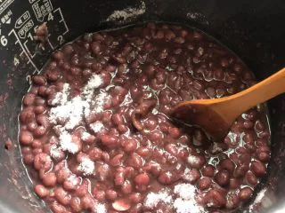 无油陈皮红豆馅小面包,40分钟后压力锅排气，开盖倒入糖。搅拌匀。 