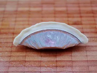 草莓芝士酥～蛋挞皮版,一直捏到尾部，记住一定要捏的紧一点呀。