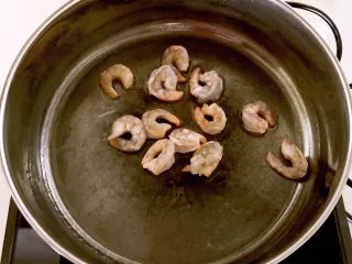 什锦虾仁焗意面,锅内加入1勺大豆色拉油，烧热后加入虾仁煸炒