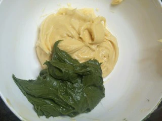 大理石花纹磅蛋糕,把两份面糊都出现光泽后