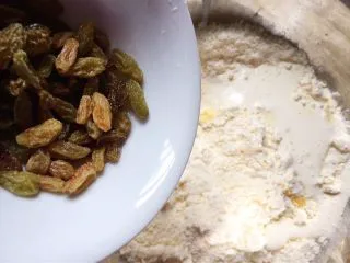 淡奶油葡萄干司康,最后放入葡萄干。