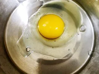 无油樱桃克拉芙缇,盆里加入一个鸡蛋