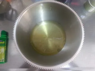 烘焙基础——戚风蛋糕,在无油无水的打蛋盆中加入蛋白。