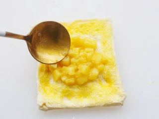 无敌好吃的苹果派,苹果丁倒在吐司上。