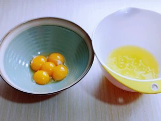 红丝绒草莓奶油蛋糕卷~下午茶必备甜品,蛋黄与蛋白分离,分别在无油无水的容器中。