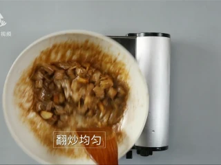 西餐中做的天津名菜，黑蒜子牛肉粒,翻炒均匀