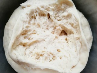 燕麦全麦羊角包,看看发酵好的中种面团:面团从中间扒开,里面呈蜂窝状,说明面团发酵的很好。