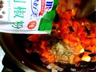 酸甜 & 辛辣 & 劲道 的意大利面,并加入少许胡椒粉、绵白糖和食用盐。