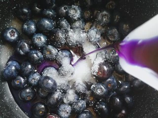 百变水果 蝶豆花蛋糕卷.百香果蓝莓馅,蓝莓洗干净,倒入白砂糖和剩下的蝶豆花水。水量一共要300毫升左右,蝶豆花水不够可以加纯净水。