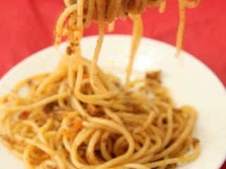 意大利肉酱面 ,油锅倒入煮好的意面，放入肉酱，调入1小勺盐翻炒均匀，出锅前撒芝士粉即可