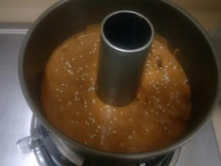 红糖枣泥蛋糕,震一下,撒上装饰白芝麻