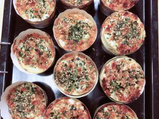 肉松海苔麦芬蛋糕,将烤盘放入烤箱中，200度烤10分钟，改为上火180度下火200度烤10分钟。蛋糕烤好焖2分钟，即可出炉了。