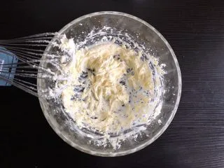 蛋奶小馒头（宝宝辅食）,再用电动打蛋器打发至颜色发白，体积稍稍膨胀