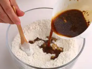 中式点心红糖夹心馒头,再倒入红糖酵母水