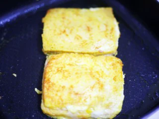 好吃到爆的酸奶芒果土司,平底锅刷一层油,放入土司煎至两面金黄即可。