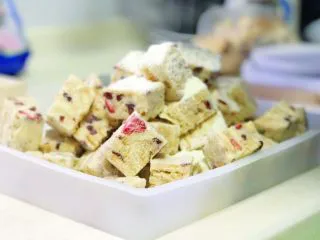 原味雪花酥❄️,撒上奶粉上下晃动几下