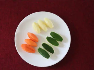 法式牛肉暖锅,炖肉期间可以准备自己喜欢的配菜,常见胡萝卜、土豆、西葫芦等。