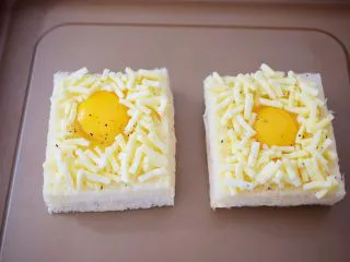 鸡蛋芝士爆浆吐司,放入不沾烤盘,如果不是不粘烤盘,记得铺上油纸