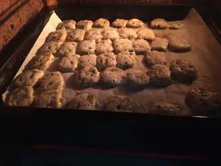全麦香葱饼干,中途冒油脂。