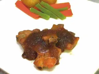 鲍汁焗小排淋酸甜洋葱酱,把焗小排夹出来,放在西餐盘里,淋上刚才做好的酸甜洋葱汁。可能的话,搭配一杯白葡萄酒.....想想好幸福😁